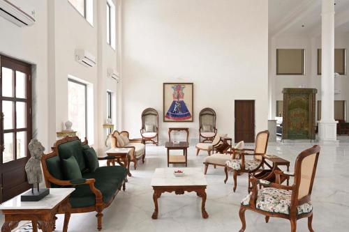 a living room filled with lots of furniture at Hari Bagh Jawai in Bijāpur