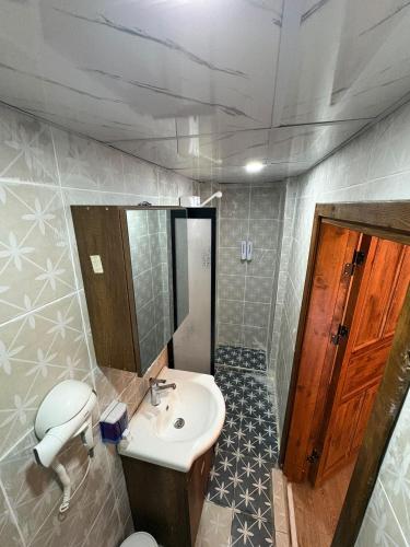 a bathroom with a sink and a mirror at Ayataç Konak Otel in Urfa