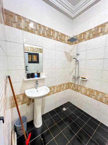 a bathroom with a sink and a mirror at Luxury lita Résidence in Yaoundé