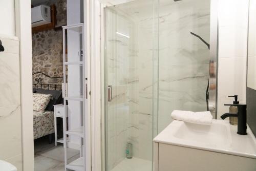 a bathroom with a glass shower and a sink at Casa Loma Lola in Molinaseca