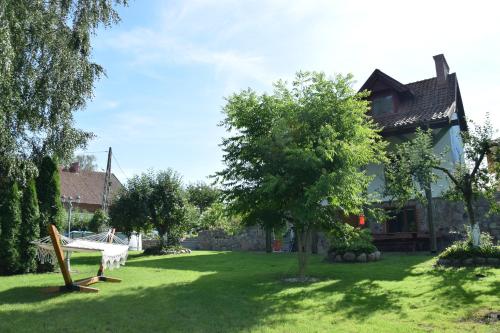 a yard with a bench in front of a house at Agroturystyka u Ani in Worpławki