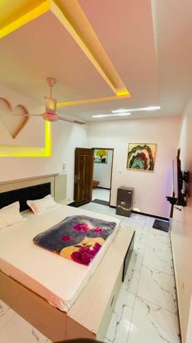 a bedroom with a large bed in a room at Residence ADN Walo in Richard Toll