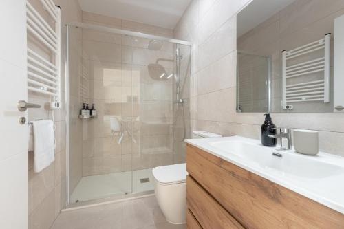 a bathroom with a shower and a sink and a toilet at The Rooftop Apartments in Basauri