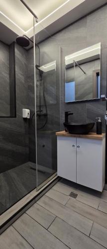 a bathroom with a sink and a mirror at Central Residence in Ploieşti