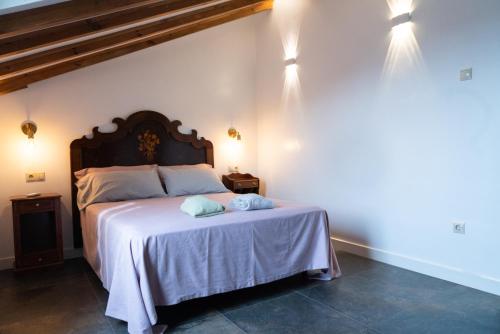a bedroom with a bed with two towels on it at Casa Loma Manolo in Molinaseca
