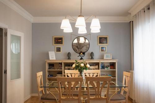 a dining room with a table with chairs and a mirror at Mundo in Tudela