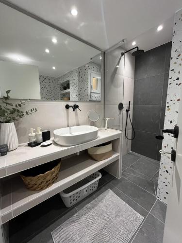 Cozy Apartment with Work-Space in Thessaloniki
