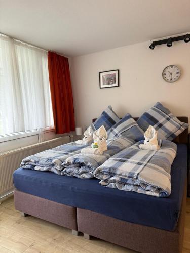 a bed with two stuffed animals on top of it at Ferienwohnung Talblick in Sankt Englmar