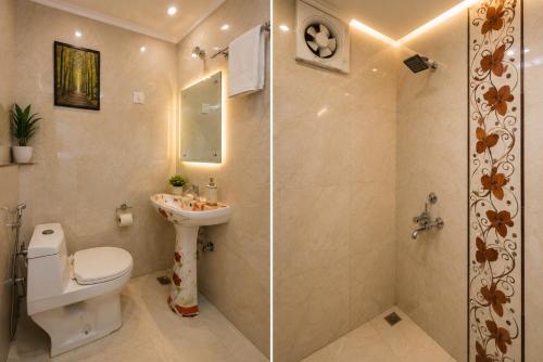 a bathroom with a toilet and a sink and a shower at Hotel Bed & Room in Agra