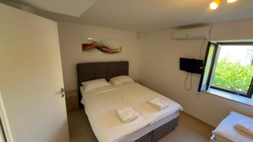a small bedroom with a bed and a window at Holiday Home Traum in Krk