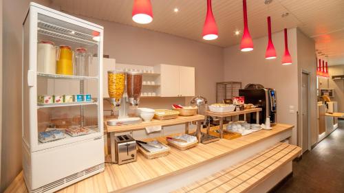 una cucina con frigorifero aperto e cibo all'interno di Hôtel Amaryllis a Nizza