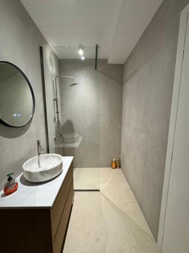 a bathroom with a sink and a mirror at Hundred Noons in Khandrinós