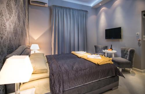 um quarto de hotel com uma cama e uma televisão em Nusha Apartments em Belgrado