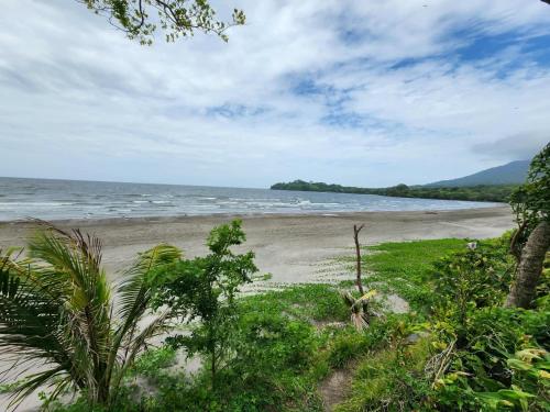 a sandy beach with the ocean in the background at Casa Hostal Samaria in Altagracia