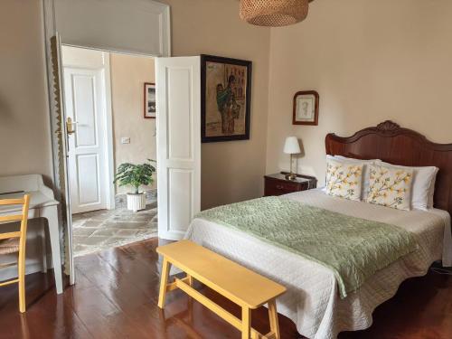 a bedroom with a bed and a table and a chair at Donde Conchita, cerca del aeropuerto norte in Las Lagunas