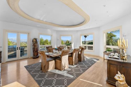 a dining room with a table and chairs at Bella Villa Messina in Healdsburg