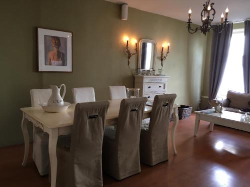 jadalnia z białym stołem i krzesłami w obiekcie La Perle Apartment w mieście Utrecht