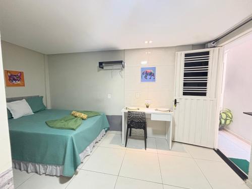 a small bedroom with a bed and a desk at Flat 1778 N2 Orla Petrolina in Petrolina
