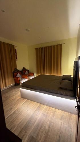 a bedroom with a large bed in a room at Himalayan Whisper in Kulu