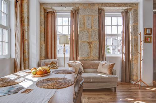 a living room with a couch and a table with fruit on it at Elegant City House Moderno no Centro da Cidade in Chaves
