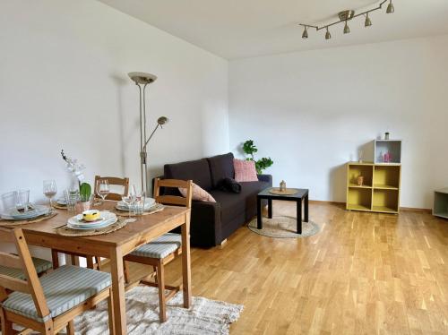 Happy Apartment near Airport with Free Parking