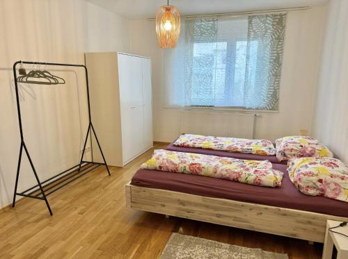 Happy Apartment near Airport with Free Parking