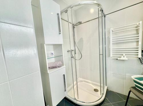 Happy Apartment near Airport with Free Parking