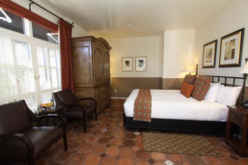 Ένα ή περισσότερα κρεβάτια σε δωμάτιο στο Cypress Inn