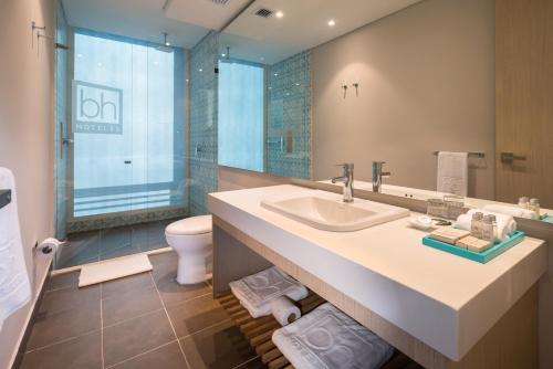 a bathroom with a sink and a toilet at bh Barranquilla in Barranquilla