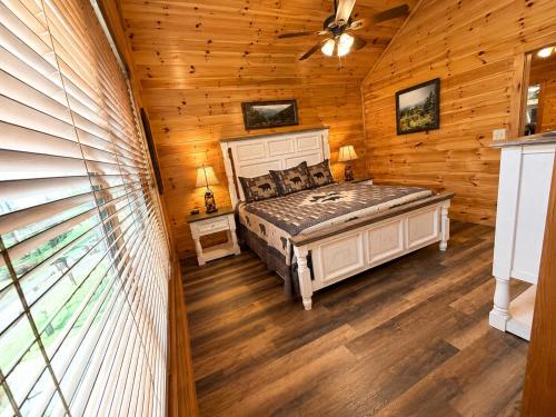 a bedroom with a bed in a log cabin at Black Bear Lodge in Pigeon Forge
