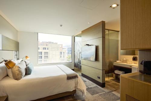 EK Hotel By Preferred Hotels Group में एक कमरे में एक या कई बेड