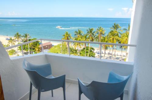 un balcone con sedie e vista sulla spiaggia di Hotel Be La Sierra a Santa Marta
