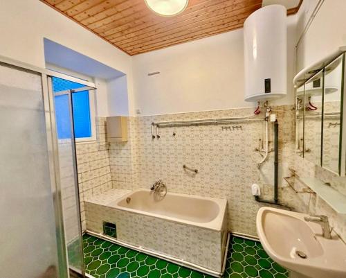 Central Apartment with Park View