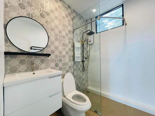 a bathroom with a toilet and a sink and a mirror at Chaloklumbay resort2 in Mae Haad