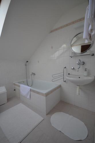 Koupelna v ubytování Villa Žerotín Penzion Bed & Breakfast