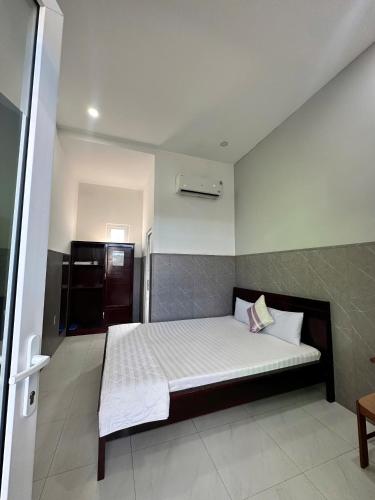 a bedroom with a large bed in a room at Hotel Song biển in Phan Thiet