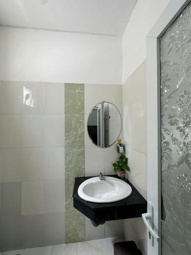 a bathroom with a sink and a mirror at Hotel Song biển in Phan Thiet