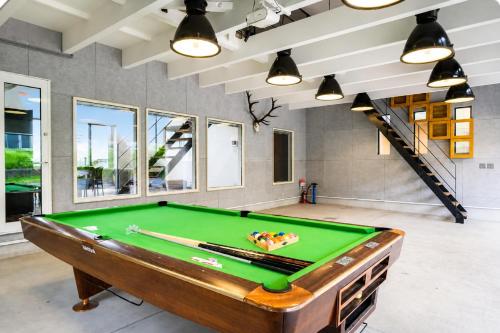 a pool table in a living room with a pool table at IPC Resort富津竹岡 in Futtsu