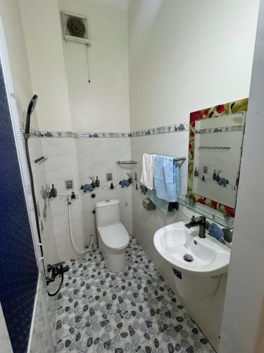 a bathroom with a toilet and a sink at Phú Hiệp Hotel in Thanh Xuân