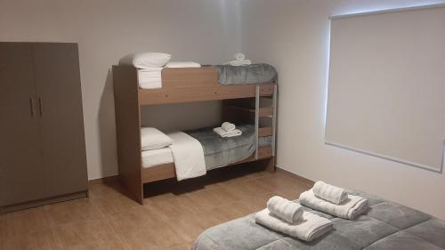 a room with two bunk beds with towels at El Rincon del Descanso in General Alvear