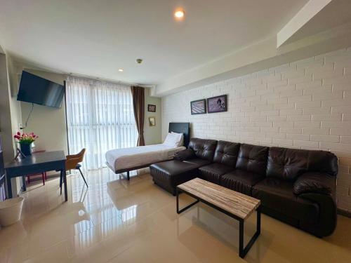 a living room with a couch and a bed at BB House Khlong Tan บีบีเฮ้าส์ คลองตัน in Bangkok