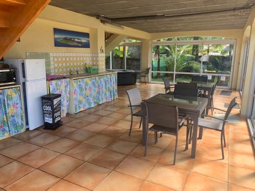 a kitchen and dining room with a table and chairs at Les Hibiscus in Saint-Philippe