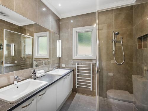 a bathroom with a sink and a shower at Woodbine Lodge in Marysville