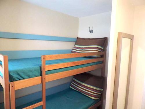 una piccola stanza con due letti a castello di Cannes Front Beach Pools Apartment a Cannes