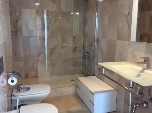 科尼爾－德拉弗龍特拉的住宿－Conilsolymar，浴室配有卫生间、盥洗盆和淋浴。