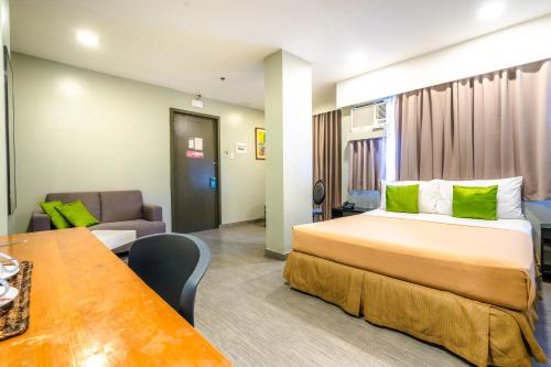 Giường trong phòng chung tại Cebu R Hotel Capitol