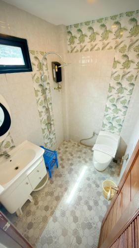 a bathroom with a sink and a toilet at Happy House in Chaloklum in Chaloklum