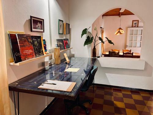 a desk in a room with a table with a pen at Casa Toia - Cerca del río, cerca de vos in Posadas