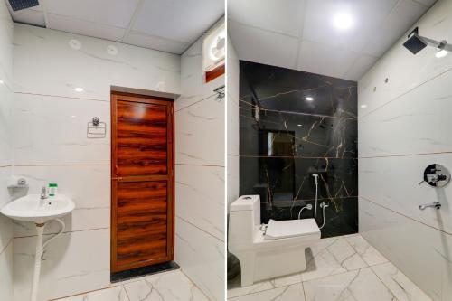 a bathroom with a toilet and a sink at Hotel manyam palace in Gorakhpur