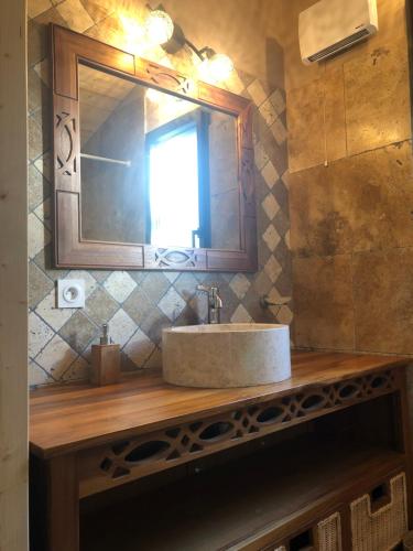 a bathroom with a sink and a mirror at Fanjeaux Aude Le Chalet in Fanjeaux